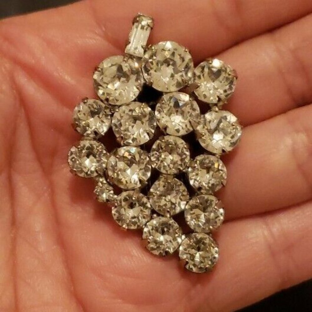 WEISS Clear Rhinestone Grape Cluster Brooch - Picture 10 of 10